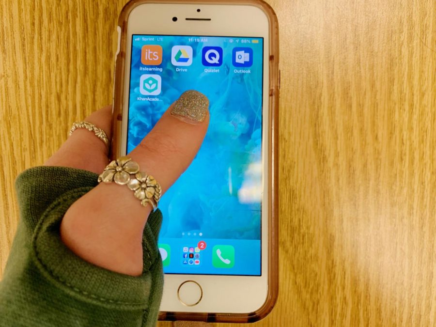 Student downloads apps to help prepare for finals.