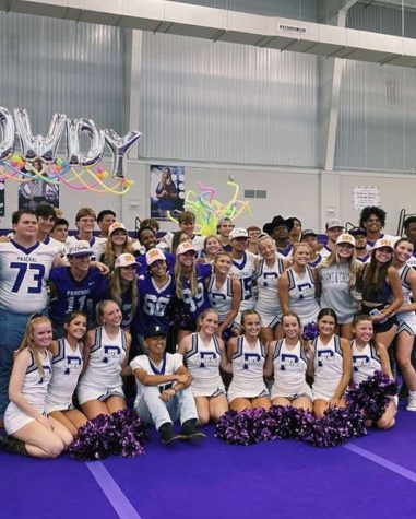 Paschals Varsity Cheerleaders and Football team  gather for a photo under the Howdy balloons following the Pep Rally.