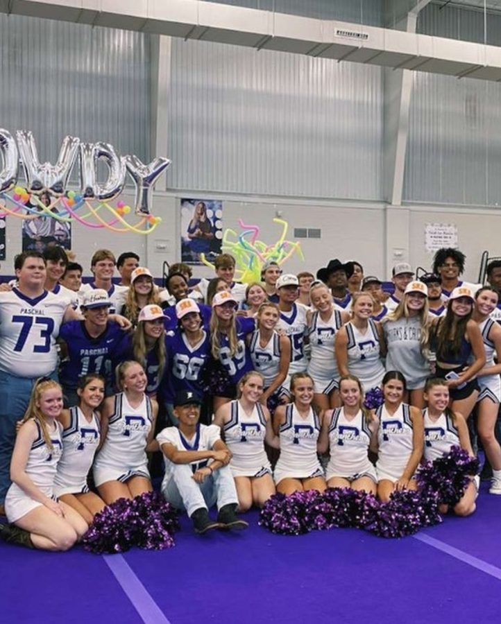 Paschals Varsity Cheerleaders and Football team  gather for a photo under the Howdy balloons following the Pep Rally.
