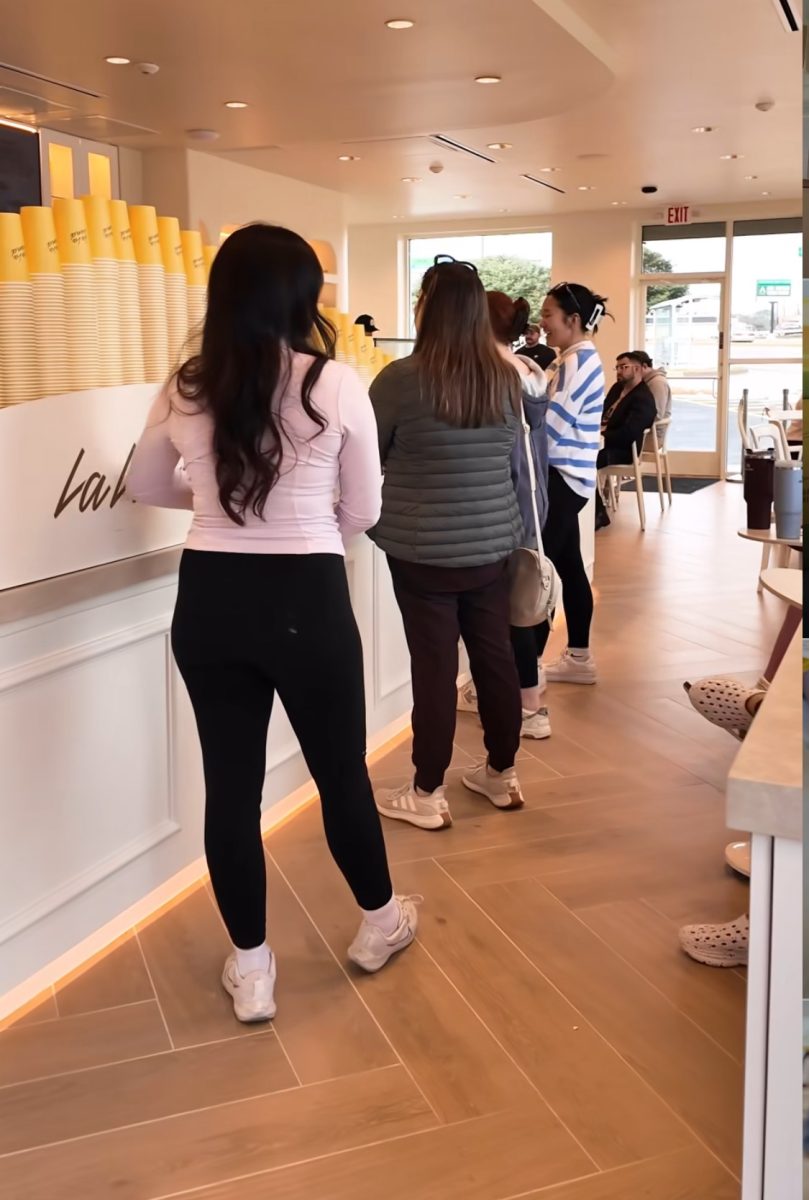 (La La Land Instagram)
Customers waiting in line behind yellow cups. 